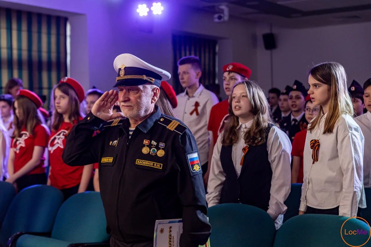 Дети и флаг России